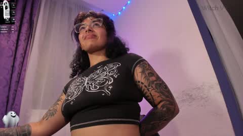 Snapshot of witchofhearts chatting on January 3, 5:39 am Luna Violeta A r t i s t online show from January 3, 5:39 am