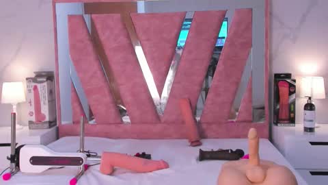 wonderkloe_ online show from February 12, 8:15 pm