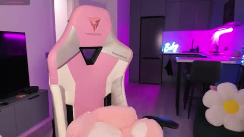 Emi online show from October 1, 5:08 pm