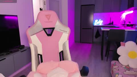 Emi online show from October 18, 5:03 pm