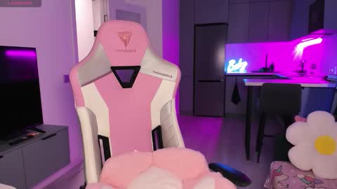 Emi online show from October 28, 3:58 pm