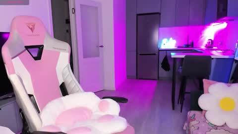 Emi online show from November 20, 4:07 pm