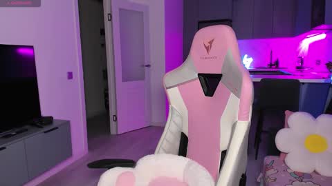 Emi online show from December 15, 4:11 pm