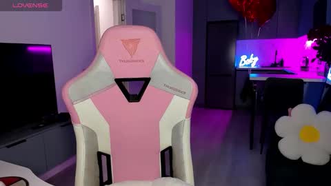 Snapshot of wowlovie666 chatting on February 21, 4:13 am Emi online show from February 21, 4:13 am