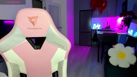 Snapshot of wowlovie666 chatting on February 22, 4:02 am Emi online show from February 22, 4:02 am