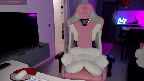 Snapshot of wowlovie666 chatting on February 25, 4:11 am Emi online show from February 25, 4:11 am