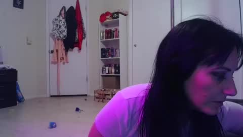 Snapshot of wrenleigh chatting on February 7, 7:01 am Crystal Lake online show from February 7, 7:01 am