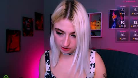 Snapshot of x_alexia_x chatting on April 30, 9:08 pm x_alexia_x online show from April 30, 9:08 pm