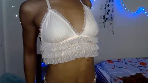 Snapshot of xalia_caramel chatting on November 19, 2:33 am Alexa online show from November 19, 2:33 am