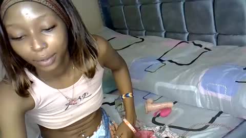 Snapshot of xalia_caramel chatting on June 10, 9:35 pm Alexa online show from June 10, 9:35 pm