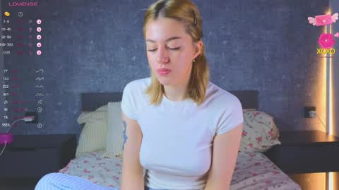 Snapshot of xapka_lapka chatting on March 29, 3:17 am Alice online show from March 29, 3:17 am