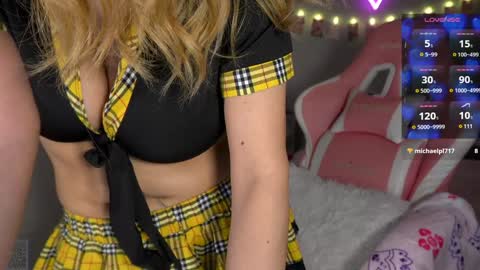 Snapshot of xclusivesecrets chatting on February 26, 10:04 am spoil me here online show from February 26, 10:04 am