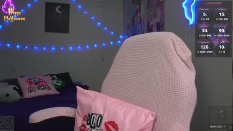 Snapshot of xclusivesecrets chatting on October 23, 5:33 pm spoil me here online show from October 23, 5:33 pm