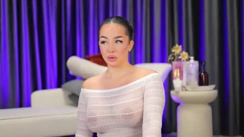 Julia online show from December 18, 6:14 pm