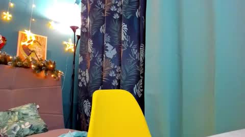 Snapshot of xloe_queen chatting on December 9, 6:03 pm Chloe online show from December 9, 6:03 pm