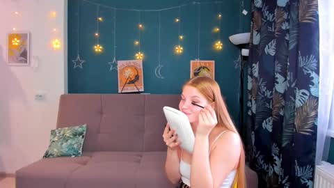 Snapshot of xloe_queen chatting on December 13, 7:25 am Chloe online show from December 13, 7:25 am