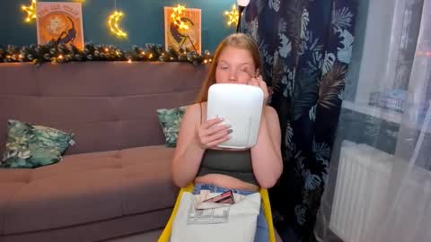 Snapshot of xloe_queen chatting on December 16, 2:16 pm Chloe online show from December 16, 2:16 pm