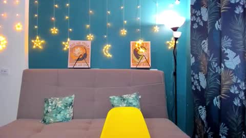 Snapshot of xloe_queen chatting on December 17, 8:23 am Chloe online show from December 17, 8:23 am