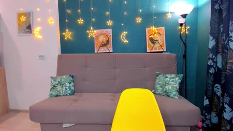 Snapshot of xloe_queen chatting on January 18, 8:20 am Chloe online show from January 18, 8:20 am