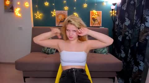 Snapshot of xloe_queen chatting on February 2, 2:34 pm Chloe online show from February 2, 2:34 pm