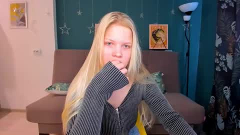 Snapshot of xloe_queen chatting on February 10, 9:25 am Chloe online show from February 10, 9:25 am