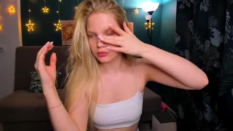 Snapshot of xloe_queen chatting on February 21, 2:27 pm Chloe online show from February 21, 2:27 pm