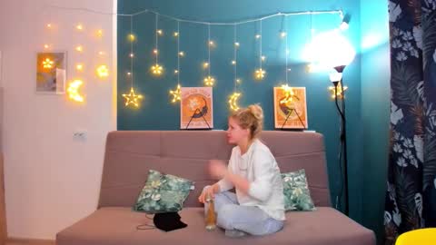 Snapshot of xloe_queen chatting on February 25, 2:33 pm Chloe online show from February 25, 2:33 pm