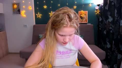 Snapshot of xloe_queen chatting on March 1, 11:06 am Chloe online show from March 1, 11:06 am