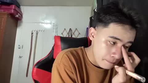 Snapshot of xluminous chatting on December 22, 9:00 am MIKAEL online show from December 22, 9:00 am