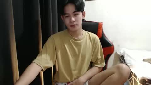 Snapshot of xluminous chatting on November 4, 8:57 am MIKAEL online show from November 4, 8:57 am