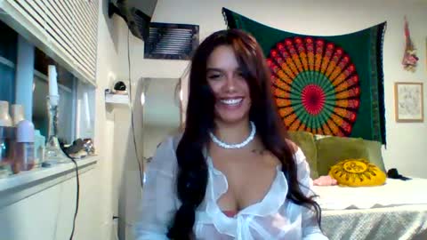 Snapshot of xova_fficial chatting on October 9, 5:05 am XOVA online show from October 9, 5:05 am