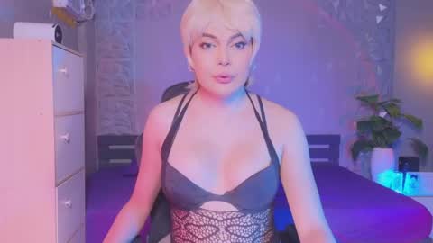 Snapshot of xseductivemichellex chatting on May 13, 9:06 am Michelle online show from May 13, 9:06 am