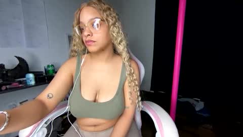 xStarGazingx online show from May 13, 6:44 am