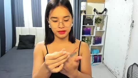 CHLOES ROOM online show from June 5, 5:18 pm