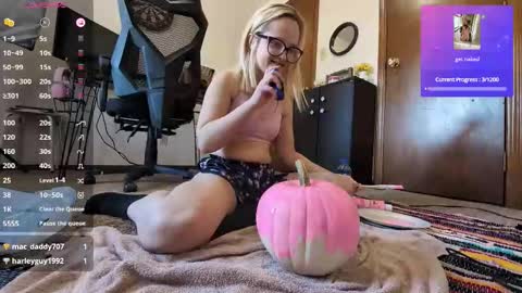 Snapshot of xxnaughtynicolexx chatting on October 12, 9:36 pm Nicole online show from October 12, 9:36 pm