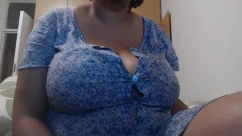 Snapshot of xxxbustybabe27x chatting on February 11, 9:56 pm Ayanda online show from February 11, 9:56 pm