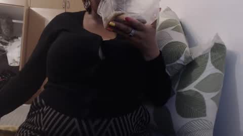 Snapshot of xxxbustybabe27x chatting on February 17, 12:59 pm Ayanda online show from February 17, 12:59 pm