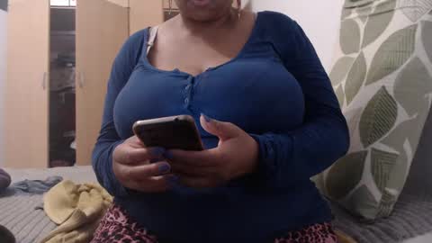 Snapshot of xxxbustybabe27x chatting on February 23, 1:32 pm Ayanda online show from February 23, 1:32 pm