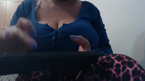 Snapshot of xxxbustybabe27x chatting on February 25, 4:21 pm Ayanda online show from February 25, 4:21 pm