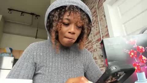 Danielle online show from February 5, 6:04 pm