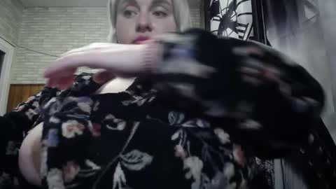 Snapshot of xxxnewlywedsxxx chatting on March 25, 7:42 pm Lana online show from March 25, 7:42 pm