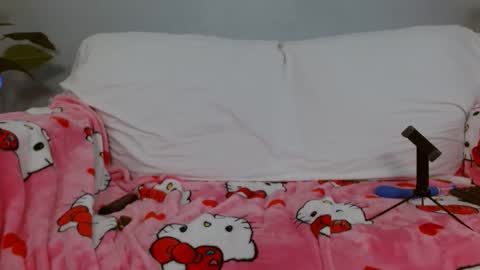 Snapshot of xxxvibesxo chatting on April 10, 8:57 pm Lil Luna online show from April 10, 8:57 pm