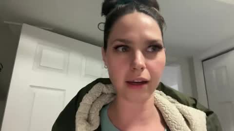 Snapshot of xyleialuv chatting on February 22, 9:15 pm Xylea Luv online show from February 22, 9:15 pm