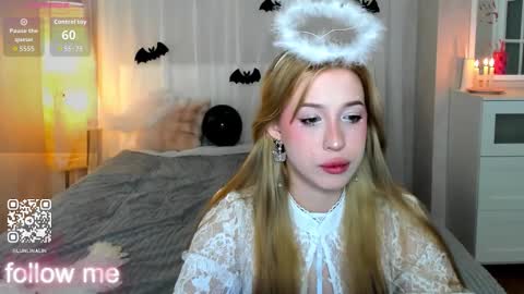 Snapshot of y0ung_lina18 chatting on October 30, 9:33 am Lina online show from October 30, 9:33 am