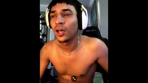 Snapshot of y0ungman_who_loveswork chatting on December 20, 3:31 pm Y0ungman online show from December 20, 3:31 pm