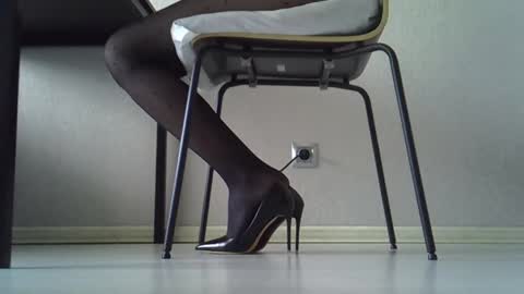 Snapshot of yahi_ko chatting on April 25, 3:31 am Dina online show from April 25, 3:31 am