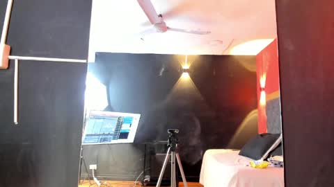 Snapshot of yayahilton chatting on March 27, 5:24 am YAYA online show from March 27, 5:24 am