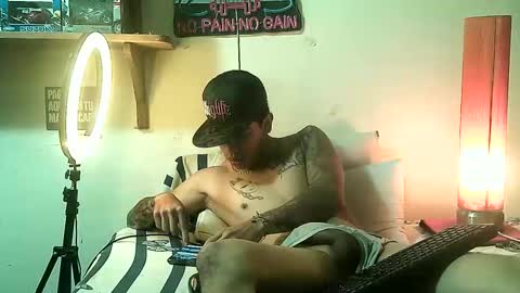 Snapshot of yeisoncastellanos1999 chatting on April 16, 8:31 pm yeisoncastellanos1999 online show from April 16, 8:31 pm