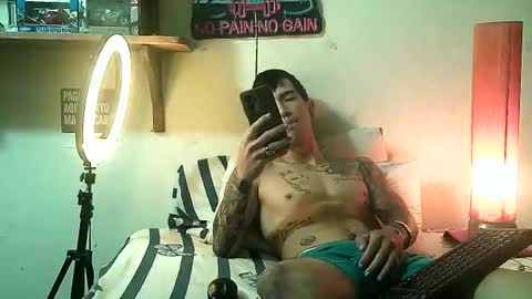 Snapshot of yeisoncastellanos1999 chatting on April 17, 9:40 pm yeisoncastellanos1999 online show from April 17, 9:40 pm