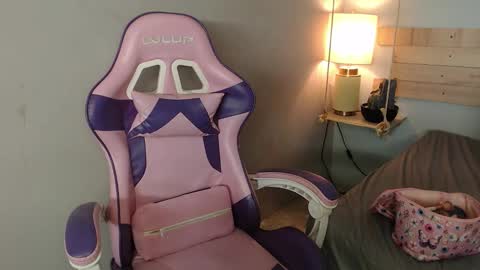 Snapshot of yenn_claros chatting on December 1, 6:35 pm Yenni online show from December 1, 6:35 pm